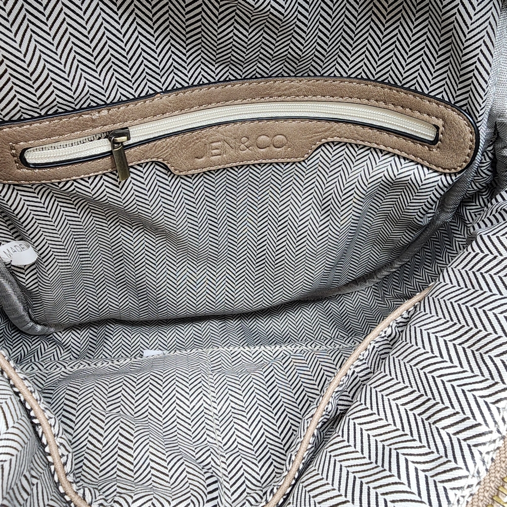 Jen&Co vegan tan snake print convertible backpack with regular and guitar Strap - Picture 7 of 15